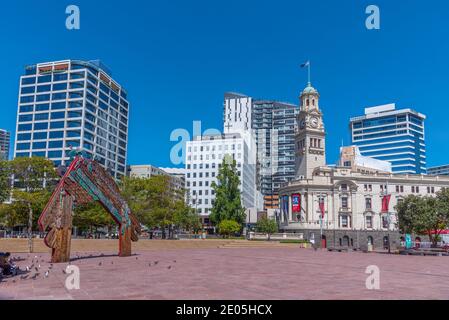 AUCKLAND, NOUVELLE-ZÉLANDE, 20 FÉVRIER 2020 : hôtel de ville d'Auckland vu derrière la place Aotea, Nouvelle-Zélande Banque D'Images