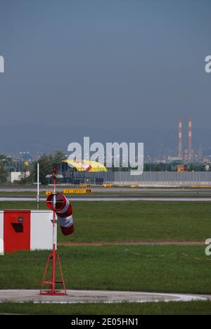 Windsock rouge blanc à l'aéroport de Vienne dans le été Banque D'Images