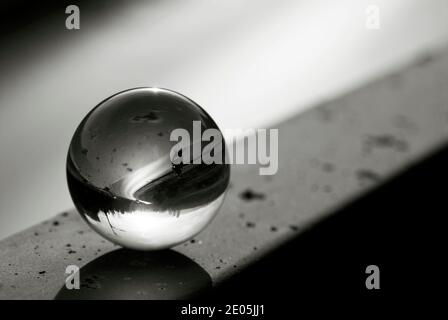 Boule de verre avec vue sur la rue inversée. Photographie de boules d'objectif. Banque D'Images