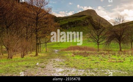 Un sentier boueux à Arthur Seat dans Holyrood Park qui peut conduire au sommet, Édimbourg, Écosse, Royaume-Uni Banque D'Images