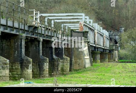 Pont de chemin de fer à poutres en acier traversant la rivière Trent au tunnel de Red Hill, dans le Nottinghamshire. Banque D'Images