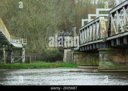 Pont de chemin de fer à poutres en acier traversant la rivière Trent au tunnel de Red Hill, dans le Nottinghamshire. Banque D'Images