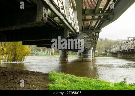 Pont de chemin de fer en acier enjambant une rivière Banque D'Images