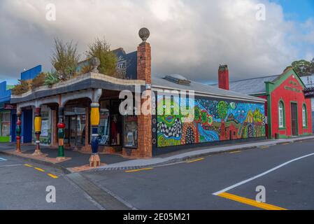 KAWAKAWA, NOUVELLE-ZÉLANDE, 17 FÉVRIER 2020 : Street art dans le style Hundertwasser à Kawakawa, Nouvelle-Zélande Banque D'Images