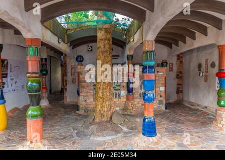 KAWAKAWA, NOUVELLE-ZÉLANDE, 17 FÉVRIER 2020: Hundertwasser toilettes publiques à Kawakawa, Nouvelle-Zélande Banque D'Images