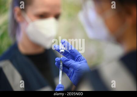 30 décembre 2020, Bade-Wurtemberg, Straßberg: Un étudiant en médecine du Centre central de vaccination de Tübingen dresse une seringue avec le vaccin de Pfizer-BioNTech. La maison de soins Sankt Verena à Straßberg est le premier établissement de ce type à être vacciné dans le district de Zollernalbkreis. Photo: Felix Kästle/dpa Banque D'Images