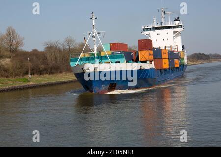 Petit bateau à conteneurs en transit par le canal de Kiel Banque D'Images