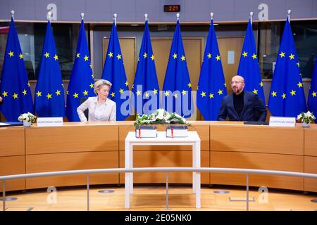 Bruxelles, Belgique. 30 décembre 2020. Le président de la Commission européenne, Ursula von der Leyen, et le président du Conseil de l'UE, Charles Michel, lors d'une cérémonie de signature de l'accord de commerce et de coopération entre l'UE et le Royaume-Uni, à Bruxelles, en Belgique, le 30 décembre 2020. Crédit: ALEXANDROS MICHAILIDIS/Alamy Live News Banque D'Images