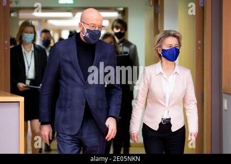 Bruxelles, Belgique. 30 décembre 2020. Le président de la Commission européenne, Ursula von der Leyen, et le président du Conseil de l'UE, Charles Michel, lors d'une cérémonie de signature de l'accord de commerce et de coopération entre l'UE et le Royaume-Uni, à Bruxelles, en Belgique, le 30 décembre 2020. Crédit: ALEXANDROS MICHAILIDIS/Alamy Live News Banque D'Images