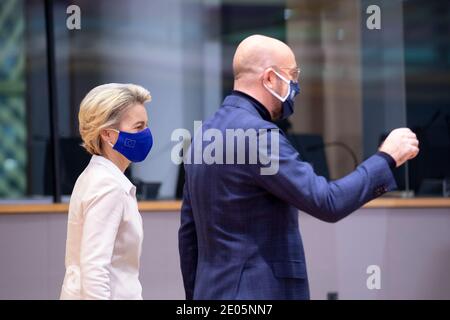 Bruxelles, Belgique. 30 décembre 2020. Le président de la Commission européenne, Ursula von der Leyen, et le président du Conseil de l'UE, Charles Michel, lors d'une cérémonie de signature de l'accord de commerce et de coopération entre l'UE et le Royaume-Uni, à Bruxelles, en Belgique, le 30 décembre 2020. Crédit: ALEXANDROS MICHAILIDIS/Alamy Live News Banque D'Images