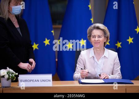 Bruxelles, Belgique. 30 décembre 2020. Le président de la Commission européenne, Ursula von der Leyen, et le président du Conseil de l'UE, Charles Michel, lors d'une cérémonie de signature de l'accord de commerce et de coopération entre l'UE et le Royaume-Uni, à Bruxelles, en Belgique, le 30 décembre 2020. Crédit: ALEXANDROS MICHAILIDIS/Alamy Live News Banque D'Images