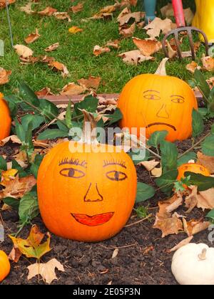 2 citrouilles, 1 heureux et 1 triste Banque D'Images