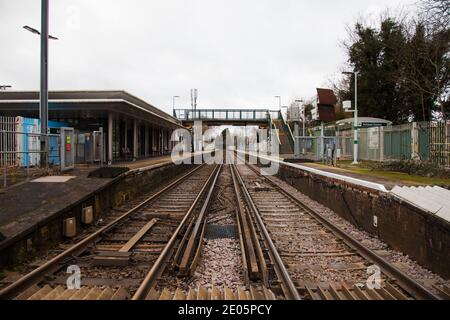 Gare d'Ashtead, vue sur les voies ferrées, Ashtead, Surrey, Royaume-Uni, automne hiver décembre 2020 Banque D'Images