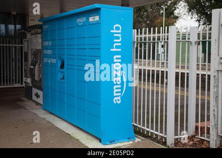 Amazon Hub pick up casiers à la gare d'Ashtead, Ashtead, Surrey, Royaume-Uni, décembre 2020 Banque D'Images