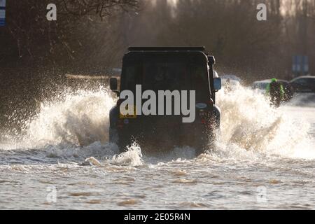 Un Landrover fait un splash en conduisant par Storm Bella Inondation sur Barnsdale Road à Castleford, West Yorkshire, Royaume-Uni Banque D'Images