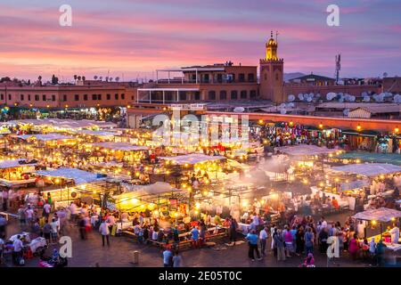 MARRAKECH, MAROC - VERS SEPTEMBRE 2014 : Jamaa el Fna à Marrakech vers septembre 2014 à Marrakech. Banque D'Images