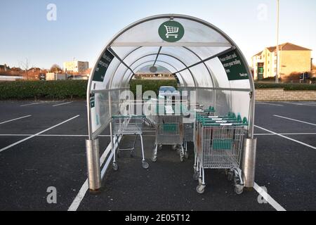 Lignes de trolleybus dans le parking du supermarché Morrisons, Kirkcaldy, Fife, Écosse, Royaume-Uni. Banque D'Images