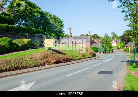 Caldy, Royaume-Uni: 23 juin 2020: Une vue générale de la jonction où l'A5141 devient sans heurts l'A5140 dans le village Wirral de Caldy. Une ancienne route Banque D'Images