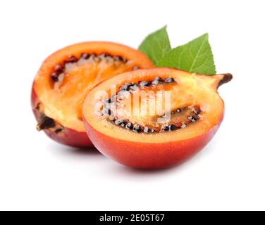 Les fruits Tamarillo sur fond blanc. Banque D'Images