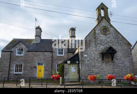 Llandegla, Royaume-Uni: 20 sept. 2020: Le Llandegla Community Village Shop était autrefois l'école du village. Fait inhabituel, le bâtiment a une petite cloche en bois Banque D'Images