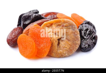 Mélange de fruits secs isolés sur fond blanc. Tas de prunes séchées, pommes, abricots, figues, dattes. Banque D'Images