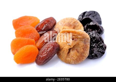 Mélange de fruits secs isolés sur fond blanc..tas de prunes séchées, pommes, abricots, figues, dattes. Banque D'Images