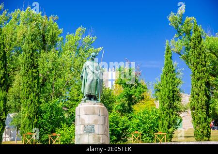 Dom Afonso Henriques statue d'Estatua, monument du premier roi du Portugal avec le château de Guimaraes fond, Norte ou du nord du Portugal Banque D'Images