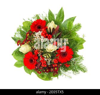 Gerbera rouge et fleurs roses blanches isolées sur fond blanc. Arrangement floral d'hiver Banque D'Images