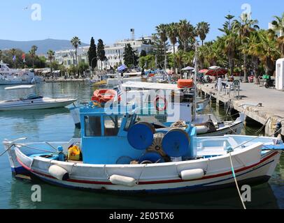 KOS,GRÈCE-MAI 12:bateaux de pêche grecs amarrés au port de Kos.Mai 12,2019 in Kos, Grèce Banque D'Images