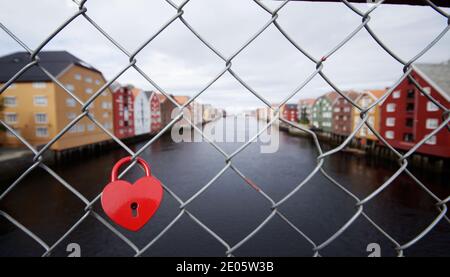 Serrure d'amour, cadenas en coeur sur la barrière de pont à Trondheim Banque D'Images