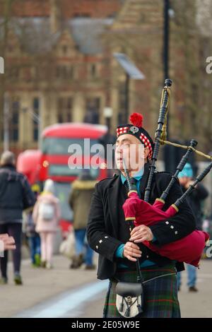 Un écossais habillé traditionnellement dans un kilt joue de la musique traditionnelle écossaise sur des cornemuses devant le Parlement, sur le pont de Westminster. Ian Blackford affirme que le parti national écossais (SNP) va voter contre l'accord commercial entre l'UE et le Royaume-Uni, car il affirme que c'est un désastre pour l'Écosse. Malgré les protestations du SNP, l'accord commercial UE-Royaume-Uni a été promulgué et le Royaume-Uni a quitté l'UE le 1er janvier 2021. Banque D'Images