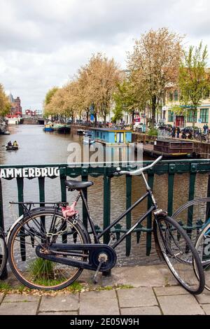 Amsterdam, pays-Bas, 25 mai 2013 : la capitale des pays-Bas (Hollande) avec des vélos sur un pont donnant sur un ancien spectacle de canal Banque D'Images