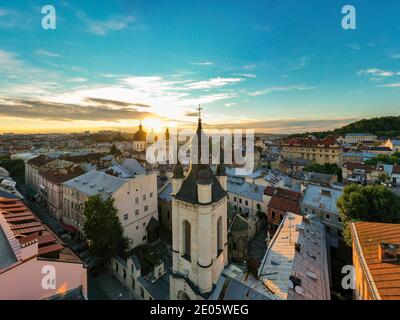 Lviv, Ukraine - 17 avril 2020 : vue de drone sur la cathédrale arménienne de l'Assomption de Marie Banque D'Images