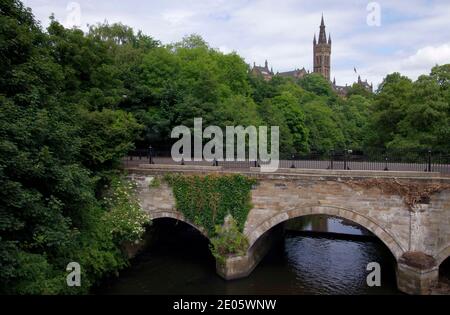 Pont de neige au-dessus de la rivière Kelvin et de l'University Bell Tour Glasgow Banque D'Images