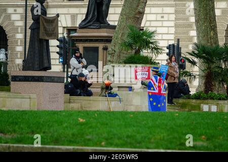 Steve Bray, proUE le protesté du Brexit pose aux photographes en dehors des chambres du Parlement tandis que les députés débattent de l'Accord commercial de l'UE. M. Stop Brexit a été le seul manifestant présent, les députés ayant été rappelés de la suspension de Noël le 30 décembre 2020. L'accord commercial UE-Royaume-Uni a été promulgué et le Royaume-Uni a quitté l'UE entièrement avec un accord en place le 1er janvier 2020. Banque D'Images