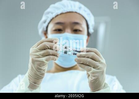 (201230) -- BEIJING, le 30 décembre 2020 (Xinhua) -- UN membre du personnel vérifie la qualité de l'emballage des vaccins inactivés COVID-19 dans une usine d'emballage de la Beijing Biological Products Institute Co., Ltd. À Beijing, capitale de la Chine, le 25 décembre 2020. Un vaccin inactivé chinois montre une efficacité de 79.34 pour cent contre le COVID-19, selon les résultats provisoires des essais cliniques de phase 3 dévoilés par son développeur mercredi. Le vaccin inactivé est mis au point par le Beijing Biological Products Institute Co., Ltd. Sous le groupe China National Biotec Group (CNBG), qui est affilié à Sinoph Banque D'Images