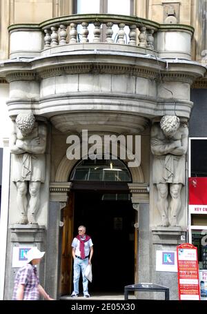 Atlantes à l'entrée de l'ancien édifice Stewart et Macdonald, rue Argyle Glasgow Banque D'Images