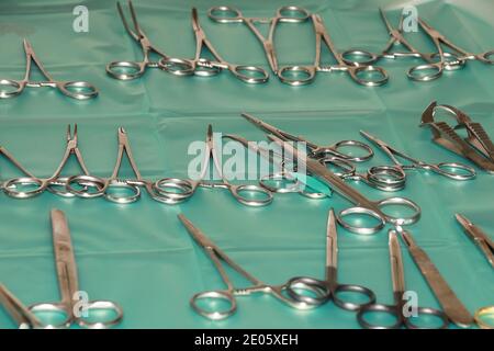 Un plateau stérile contenant des instruments chirurgicaux disposés pour une intervention chirurgicale Banque D'Images