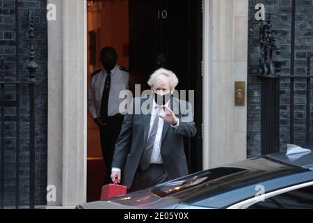 Londres, Royaume-Uni. 30 décembre 2020. Le Premier ministre britannique Boris Johnson quitte le Strett no 10 Downing pour le Parlement où les députés britanniques voteront pour l'approbation du Traité sur le Brexit avec l'Union européenne le mercredi 30 décembre 2020 à Londres. Photo de Hugo Philpott/UPI crédit: UPI/Alay Live News Banque D'Images