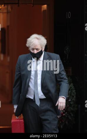 Londres, Royaume-Uni. 30 décembre 2020. Le Premier ministre britannique Boris Johnson quitte le Strett no 10 Downing pour le Parlement où les députés britanniques voteront pour l'approbation du Traité sur le Brexit avec l'Union européenne le mercredi 30 décembre 2020 à Londres. Photo de Hugo Philpott/UPI crédit: UPI/Alay Live News Banque D'Images