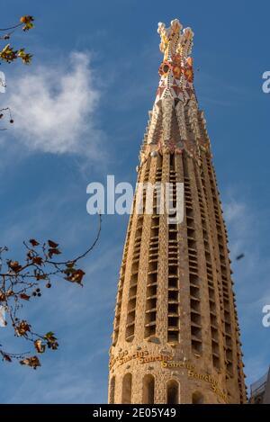 Barcelone, Espagne: Décembre 30 2020: Basilique et église d'Expiatoire de la Sainte famille, connue sous le nom de Sagrada Familia au coucher du soleil à l'heure de COVID. Banque D'Images