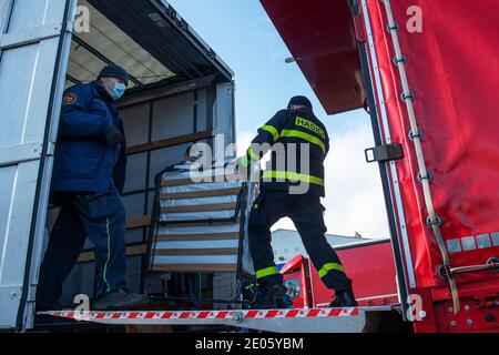 Zbiroh, République tchèque. 30 décembre 2020. La République tchèque envoie en Croatie des équipements d'une valeur d'environ cinq millions de couronnes frappés par un tremblement de terre. Les pompiers préparaient des équipements à Zbiroh, République tchèque, le 30 décembre 2020. Crédit: Miroslav Chaloupka/CTK photo/Alamy Live News Banque D'Images