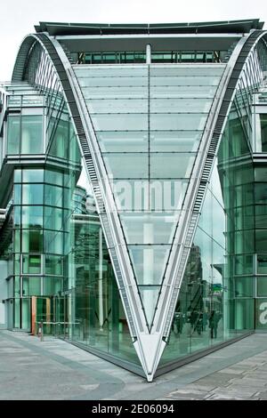 Bâtiment d'affaires triangulaire tout en verre Banque D'Images