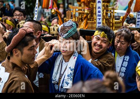 Omikoshi Nezu Shrine Festival à Tokyo Banque D'Images