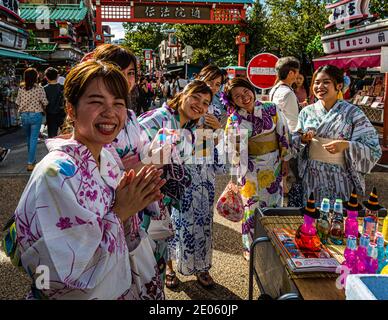 Les porteurs de kimono à Tokyo, Taito, Japon Banque D'Images