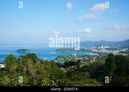 Scène de la plage de Kata, plage de Karon et plage de Patong depuis le point de vue de Phuket Banque D'Images