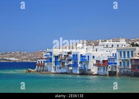 Île de Mykonos, le quartier appelé petite Venise (Mikri Venetia) fait de vieilles maisons juste au bord de la mer, dans les îles Cyclades, Grèce, Europe. Banque D'Images