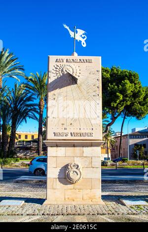 Gnomon et les lignes de mois d'un cadran solaire à partir de 1978, le long de Paseo Maritimo, Palma de Mallorca, Majorque, Iles Baléares, Espagne Banque D'Images