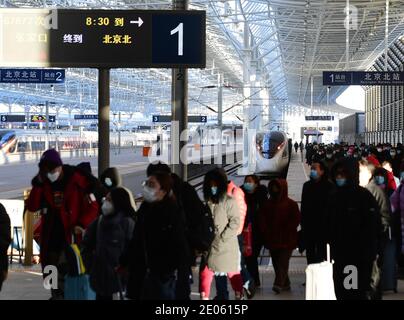 Pékin, Chine. 30 décembre 2020. Les passagers arrivent à la gare de Beijing North de la ligne de chemin de fer à grande vitesse Beijing-Zhangjiakou à Beijing, capitale de la Chine, le 30 décembre 2020. La ligne de chemin de fer a reçu plus de 6.8 millions de passagers depuis sa mise en service il y a un an. Credit: Zhang Chenlin/Xinhua/Alay Live News Banque D'Images
