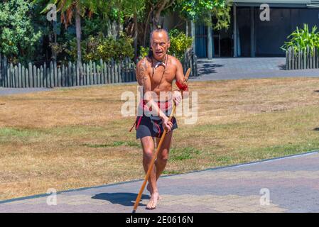 ROTORUA, NOUVELLE-ZÉLANDE, 11 FÉVRIER 2020 : danse de guerre de Haka au village de te puia près de Rotorua, Nouvelle-Zélande Banque D'Images